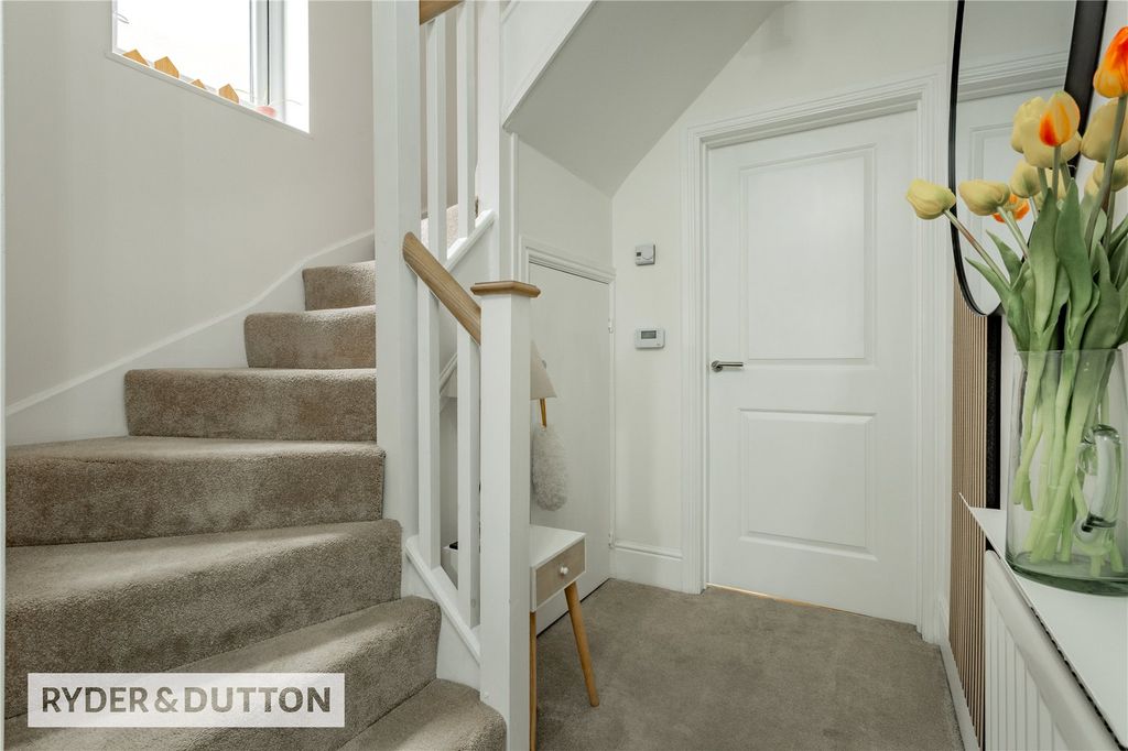 Property photo 2 of 27 Entrance Hallway