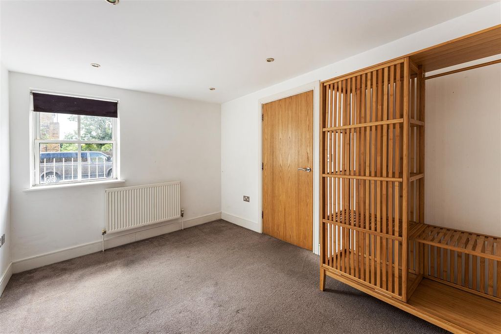 Property photo 3 of 15 Sandringham Road, E8