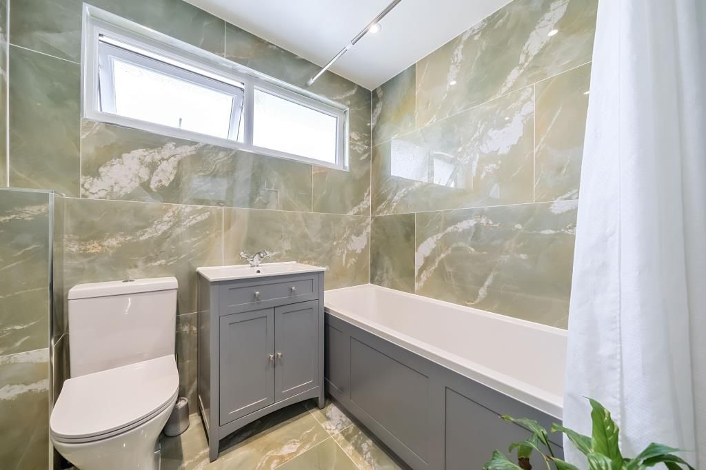 Property photo 3 of 9 Bathroom