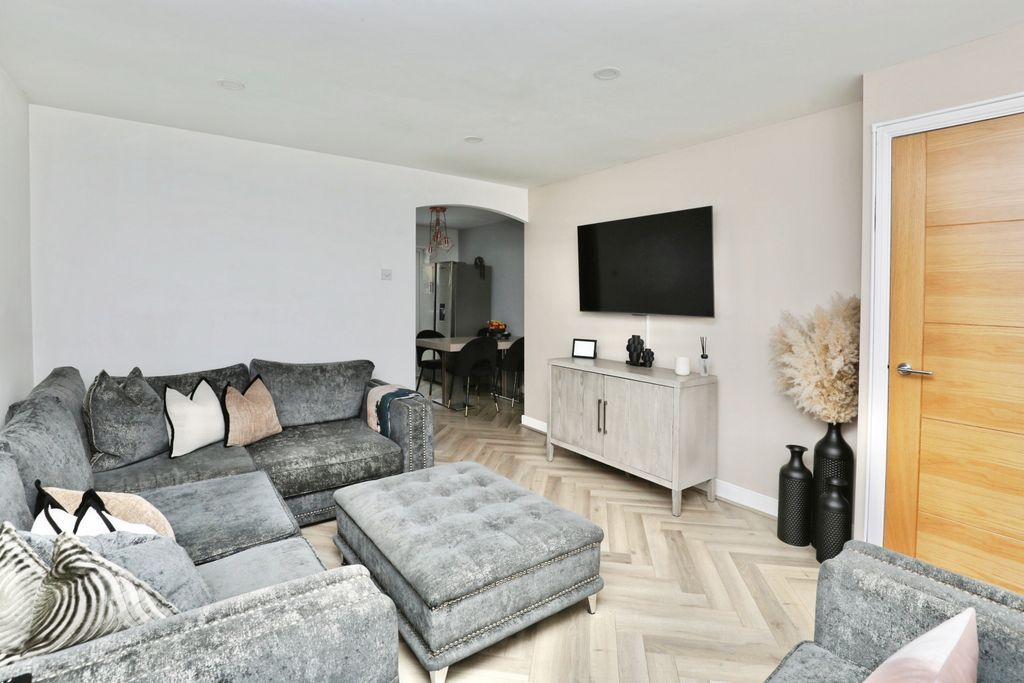 Property photo 3 of 13 Lounge