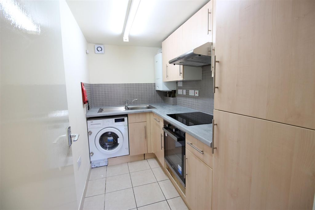 Property photo 2 of 8 Flat 2 Kitchen.Jpg
