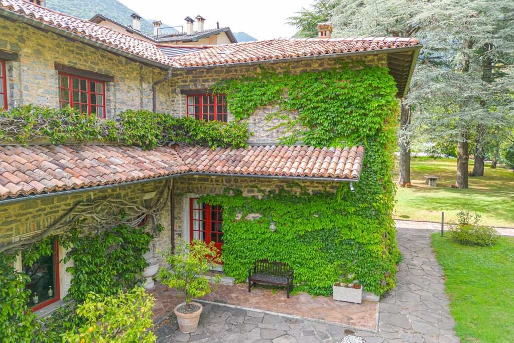 Property photo 3 of 68 The Lake Como Villa -Villa Colle-Ossuccio The Lake Como Villa-Villa Stphan- Via Cesare Poggi