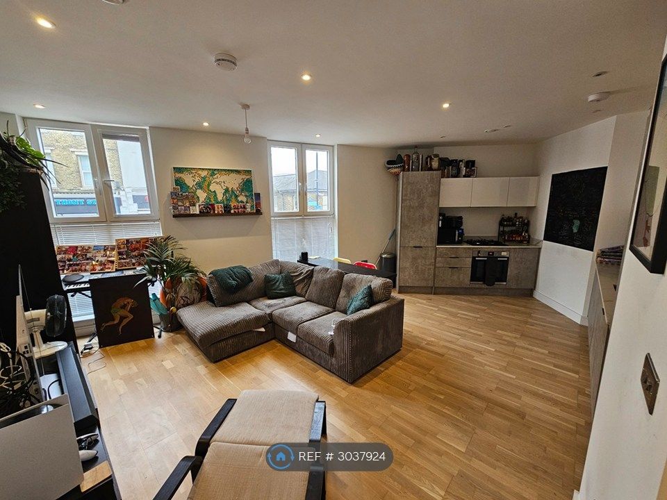 Property photo 1 of 10 Living Room/Kitchen