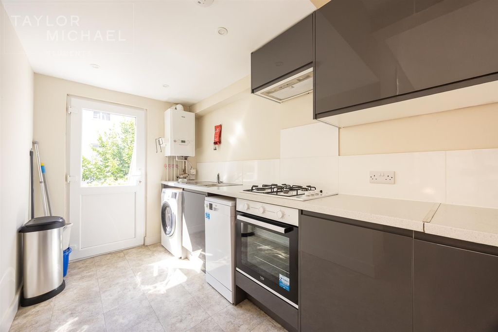 Property photo 3 of 30 Kitchen