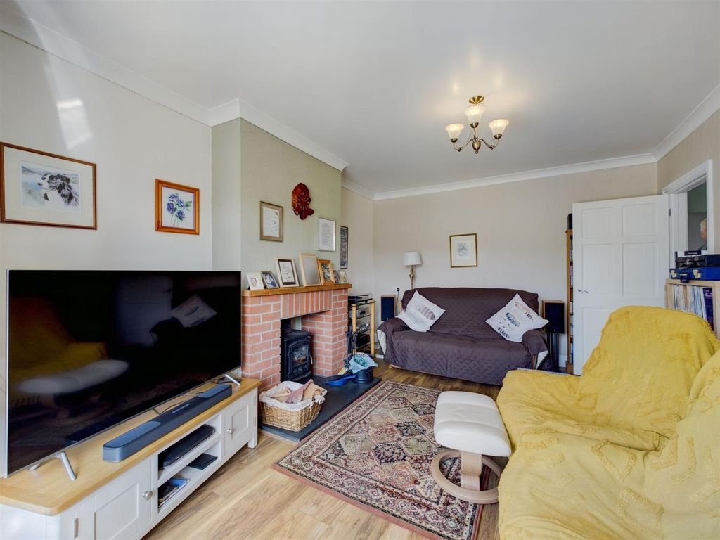 Property photo 3 of 20 Lounge