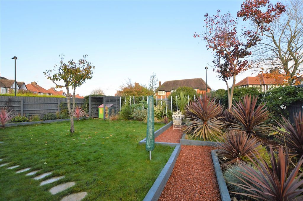 Property photo 3 of 19 1 Short Way Garden.Jpg