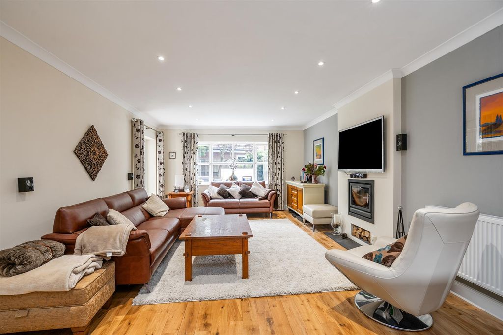 Property photo 3 of 18 30 Tutnall Drive_2.Jpg