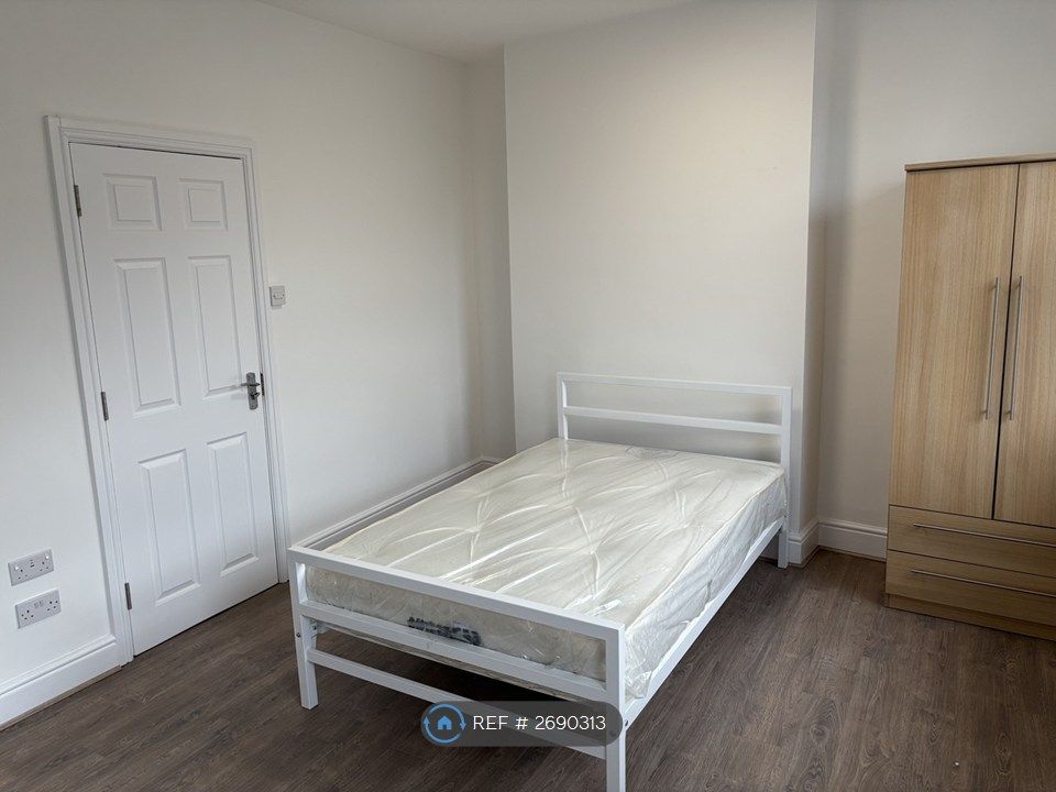 Property photo 2 of 15 Double Bedroom With Cupboard And Draws