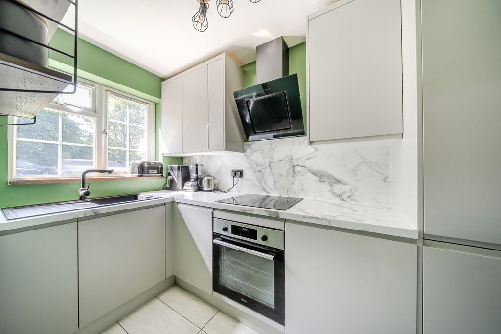 Property photo 2 of 17 1332569-6-6896050...