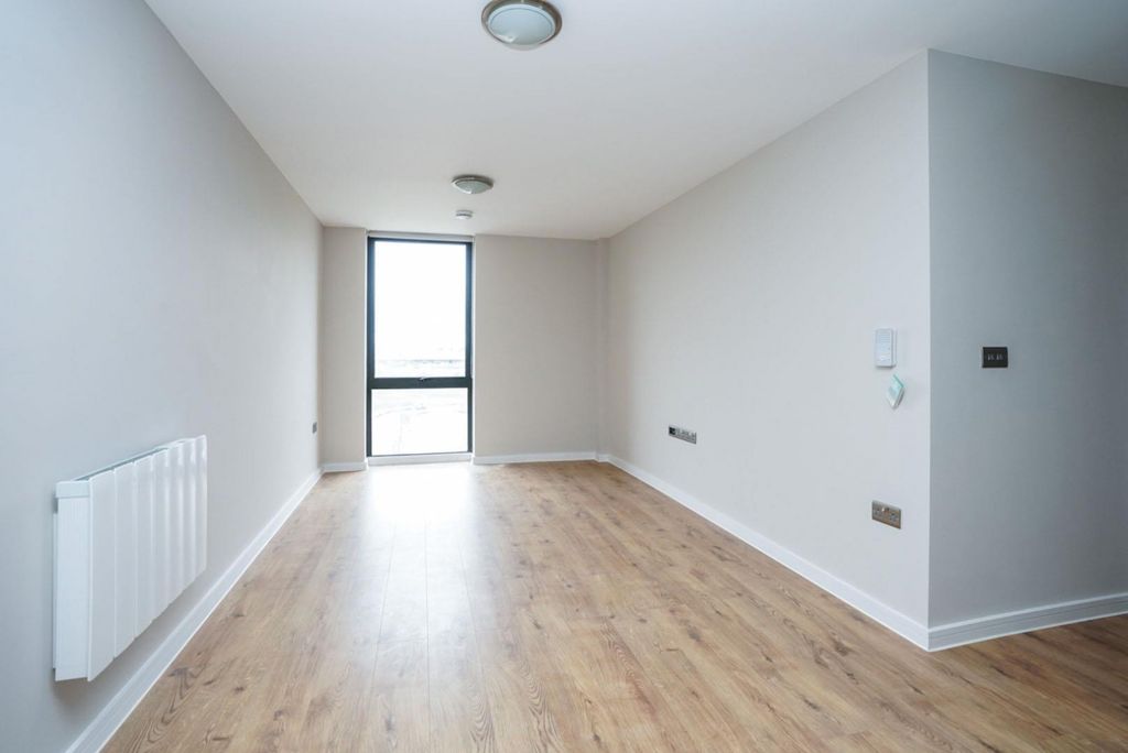Property photo 2 of 12 (Main)
