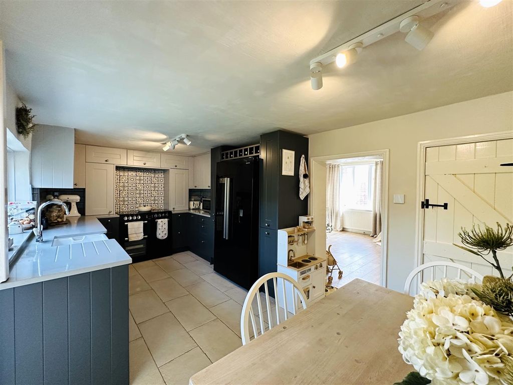 Property photo 3 of 26 Kitchen