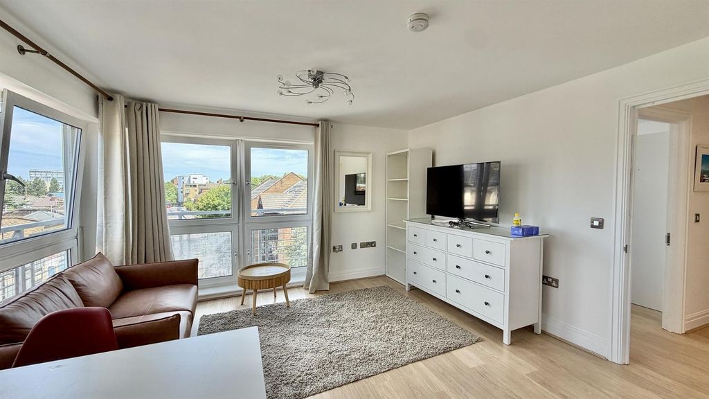 Property photo 1 of 13 David Sq, E14 For Rent By Barrain London Estate Ag