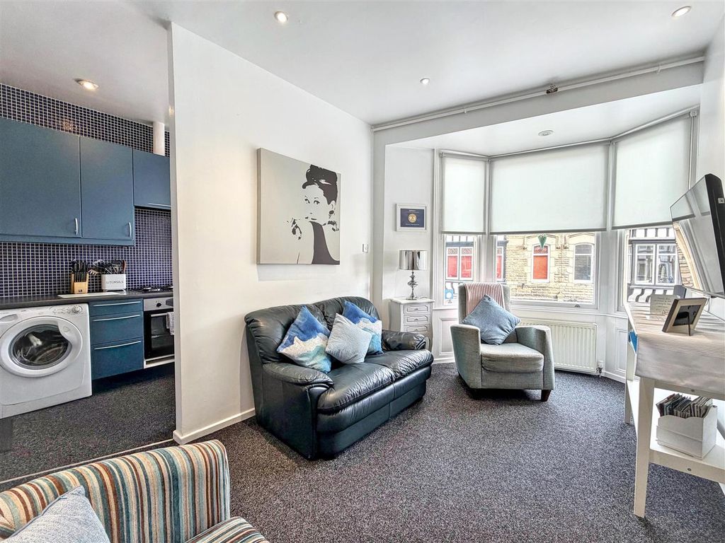 Property photo 3 of 19 Lounge