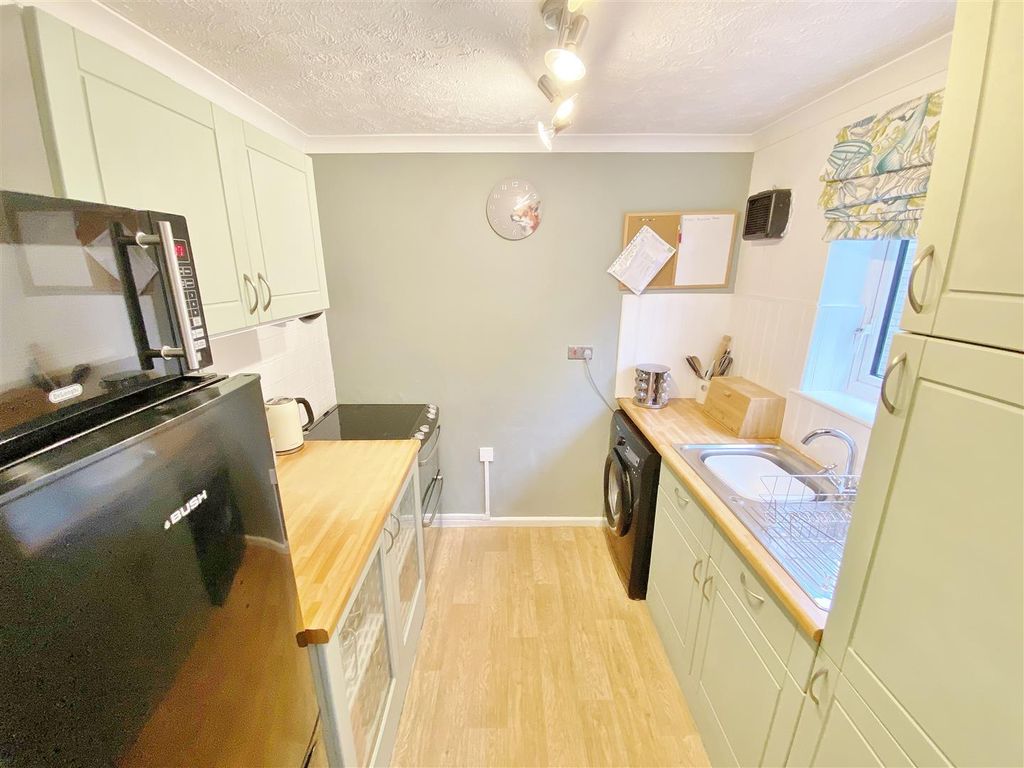Property photo 2 of 12 Kitchen
