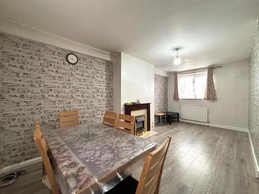 Property photo 2 of 7 Lounge