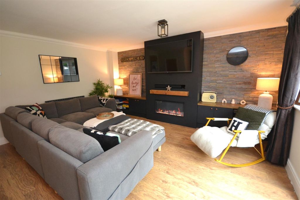 Property photo 2 of 15 18'5 x 15'5 Lounge/Diner