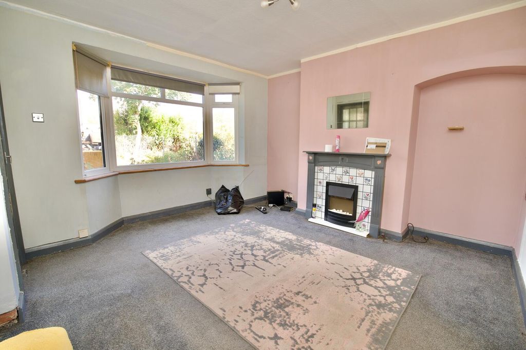 Property photo 1 of 13 Living Room
