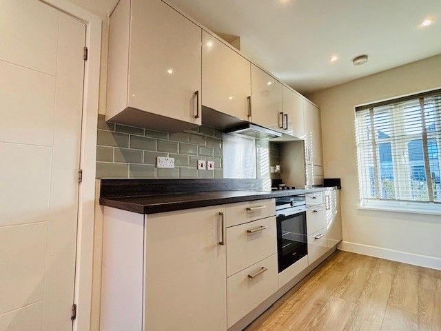 Property photo 3 of 10 Kitchen