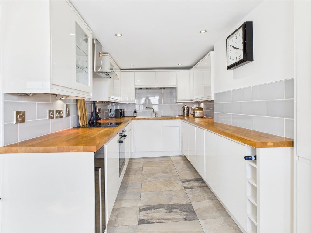 Property photo 2 of 9 Cam04311G0-Pr0041-Still012.Jpg