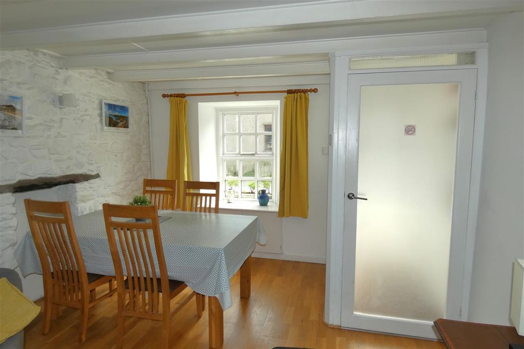Property photo 3 of 11 .
