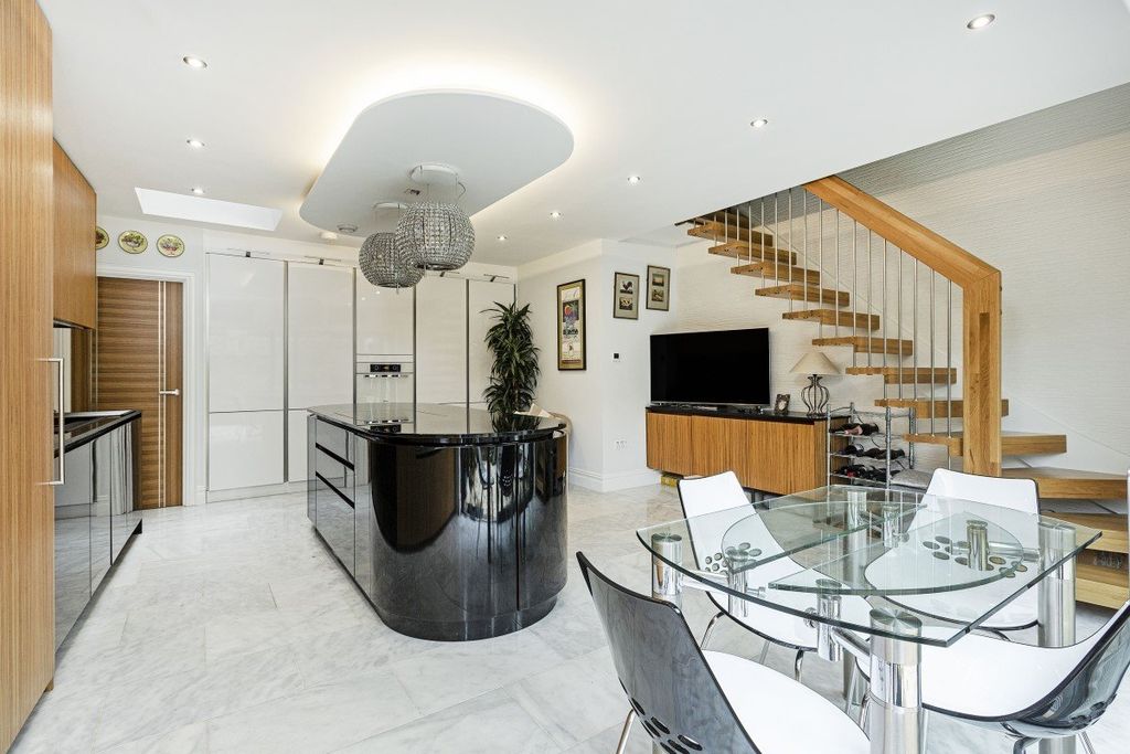 Property photo 1 of 14 Kitchen / Dining