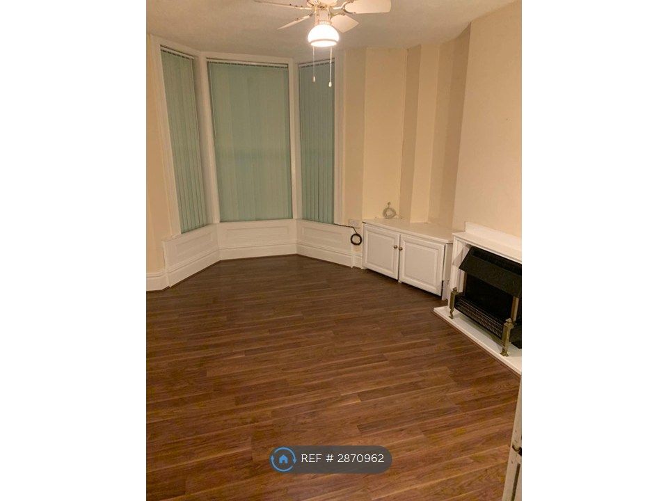 Property photo 1 of 7 Living Room