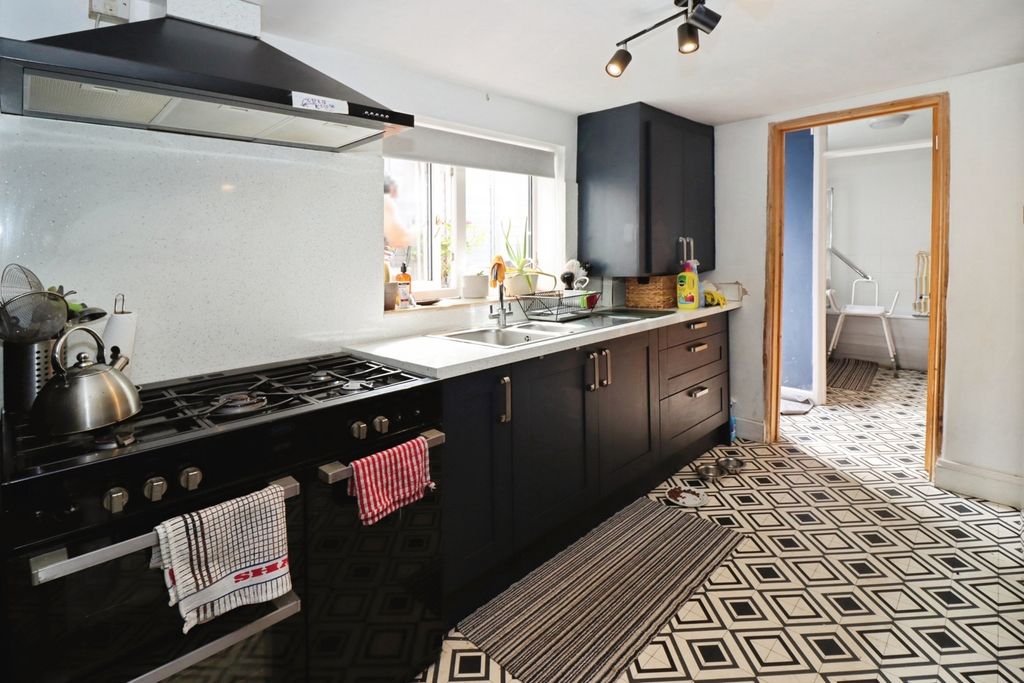 Property photo 2 of 17 Kitchen