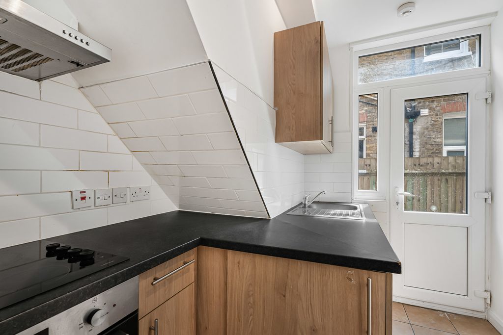 Property photo 3 of 19 Kitchen