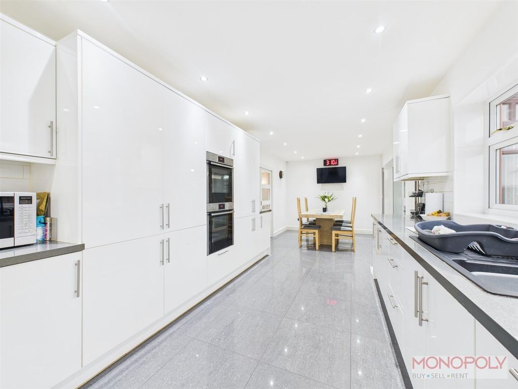 Property photo 2 of 41 Cam04439G0-Pr0211-Still034.Jpg