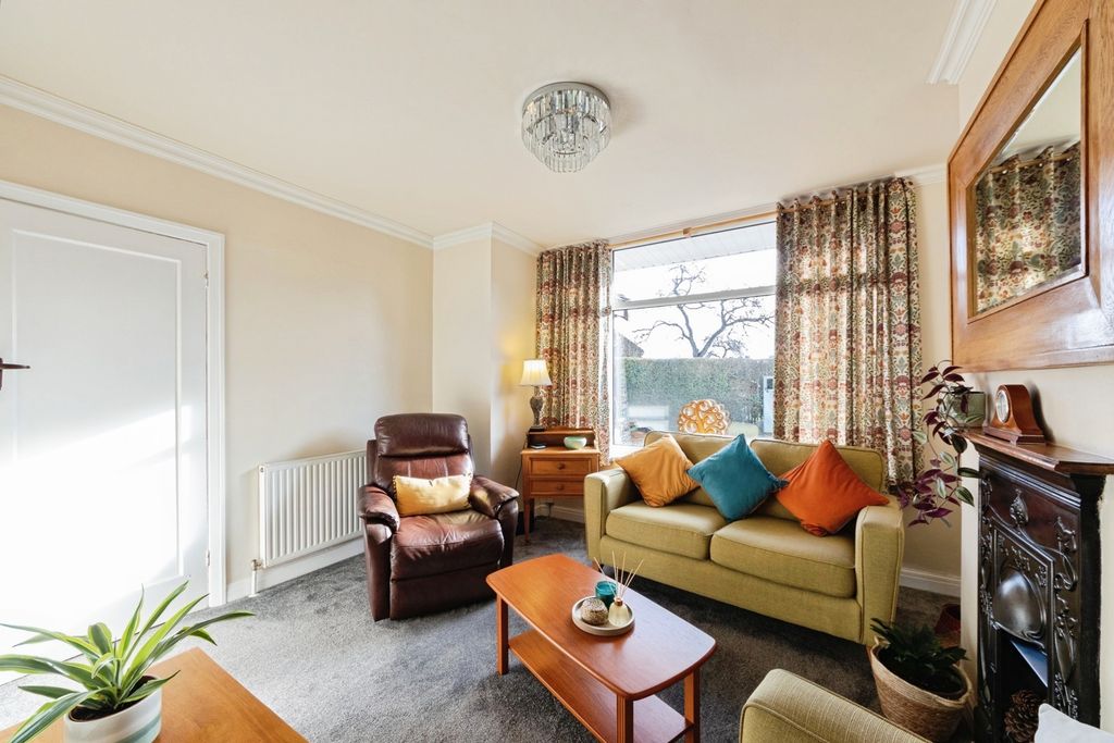 Property photo 2 of 18 Sitting Room