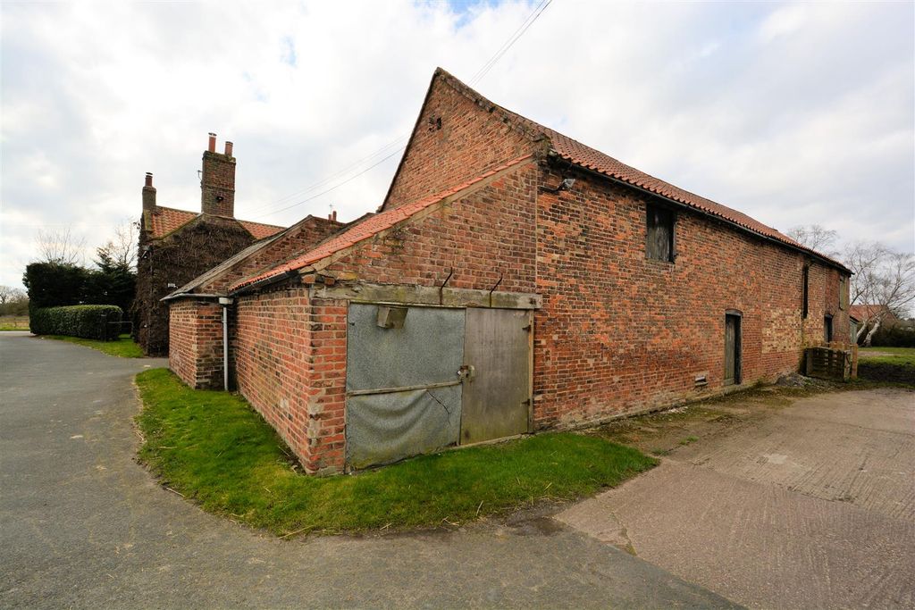 Property photo 3 of 15 Outside