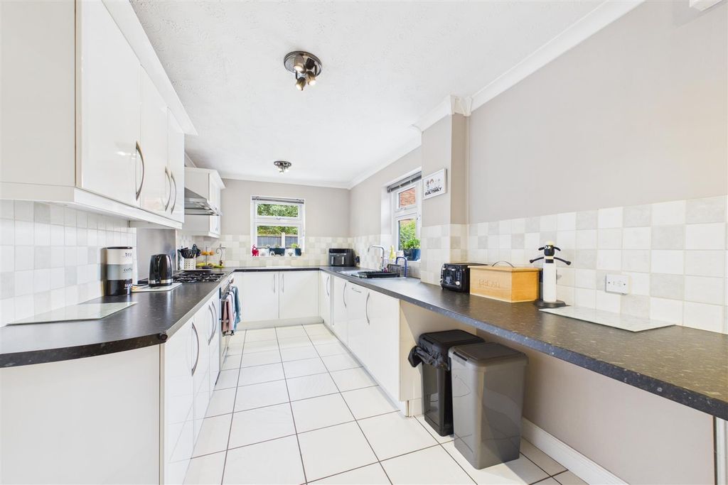 Property photo 3 of 27 Kitchen