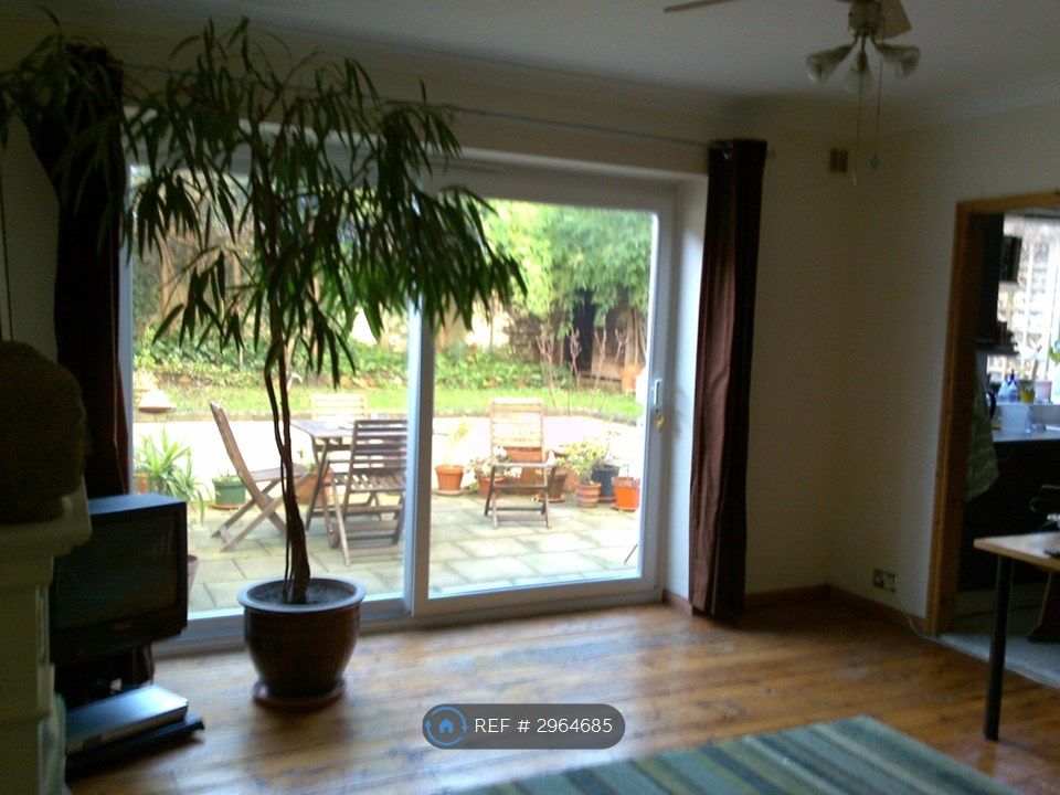 Property photo 1 of 8 Living Room