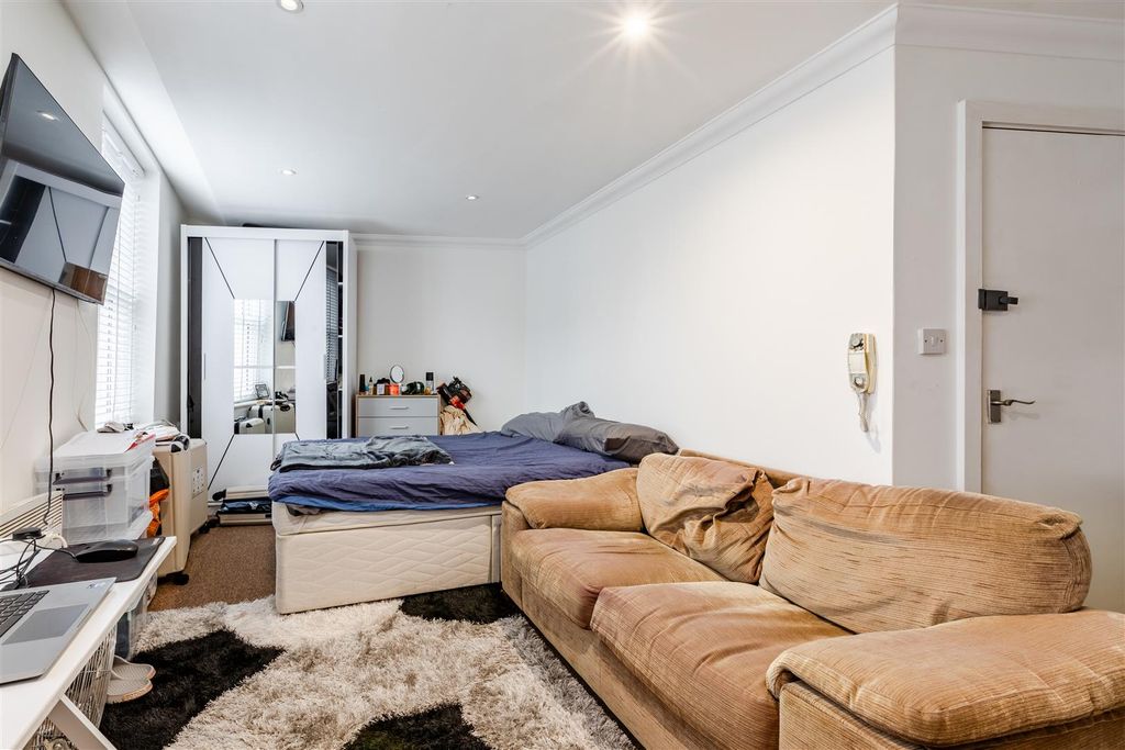 Property photo 3 of 4 Studio