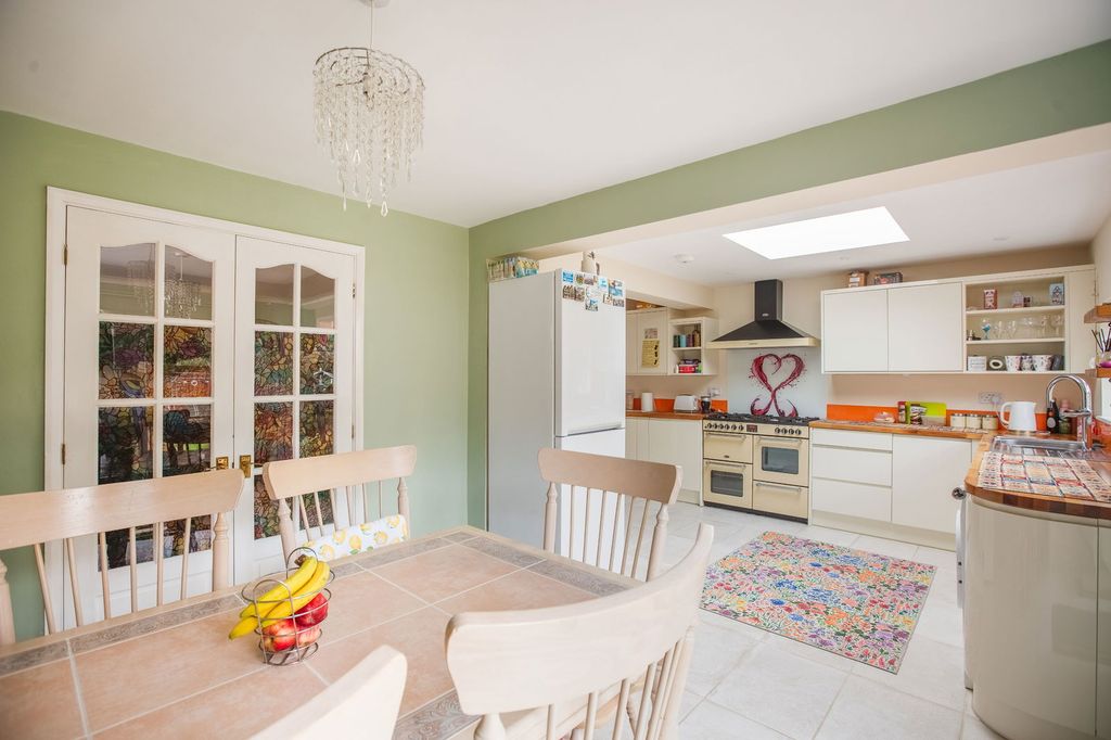 Property photo 2 of 28