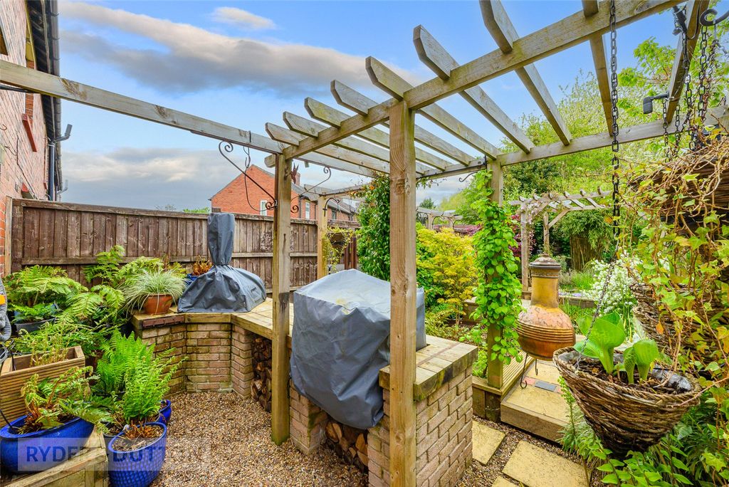 Property photo 3 of 23 Outdoor Kitchen