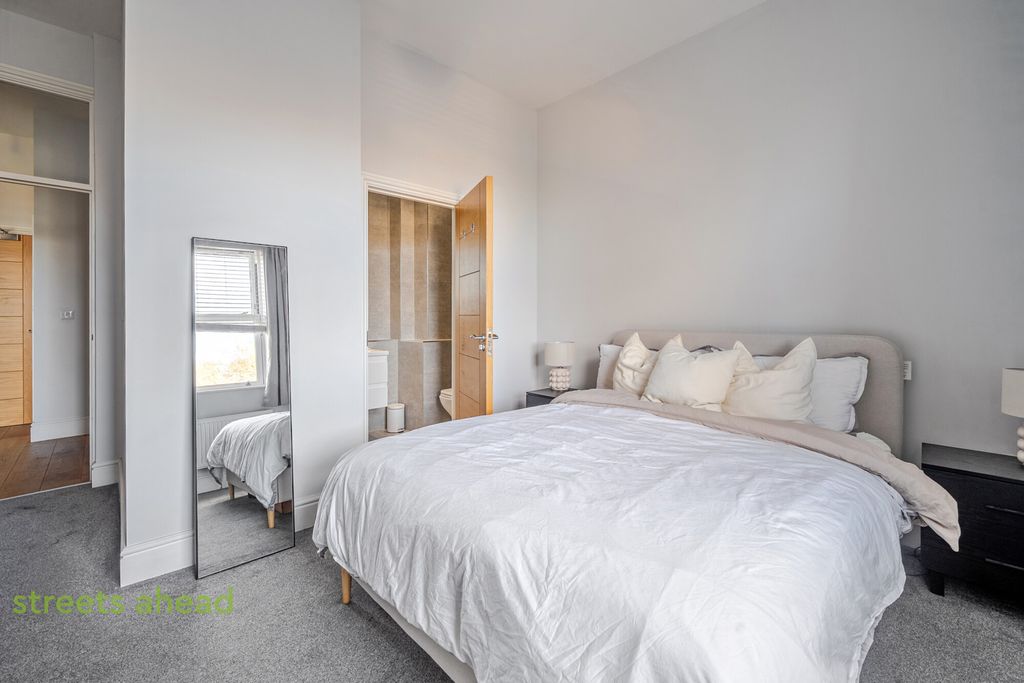 Property photo 3 of 17 4F627d74-753A-4c3...