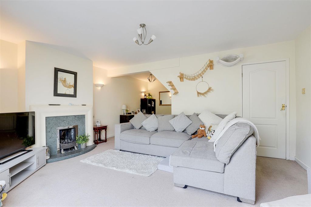 Property photo 2 of 21 6877.Jpg