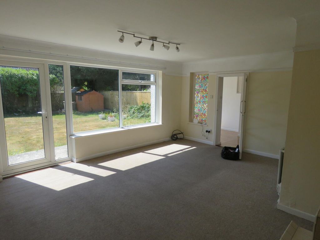Property photo 3 of 7 Living Room