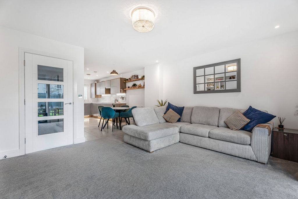 Property photo 3 of 27