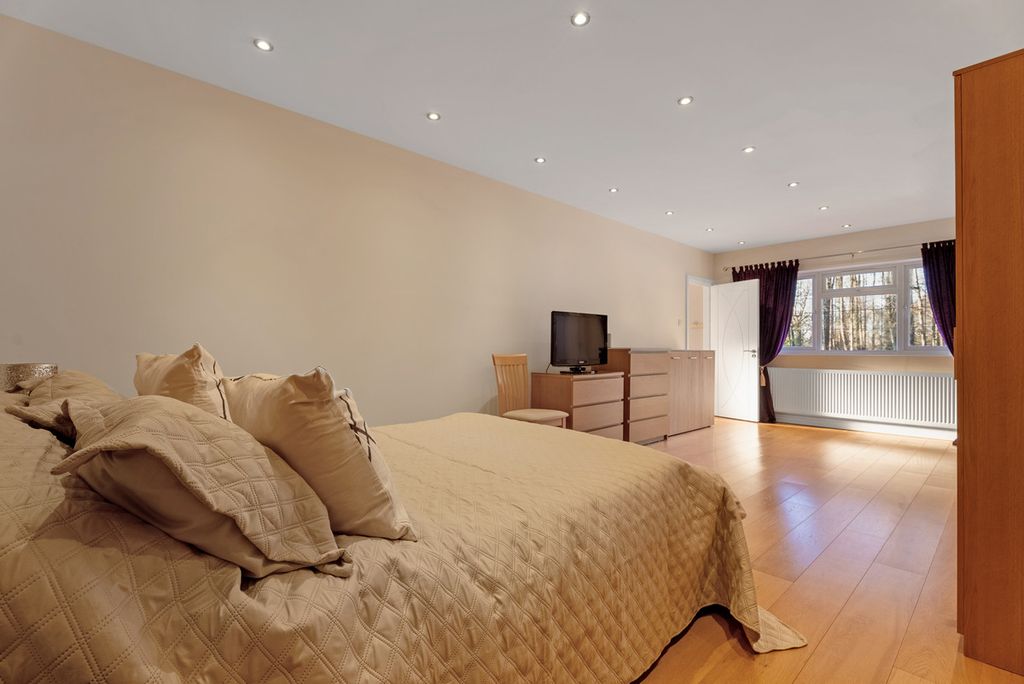 Additional image 25 of 6 bed detached house for salePine Grove, Brookmans Park AL9