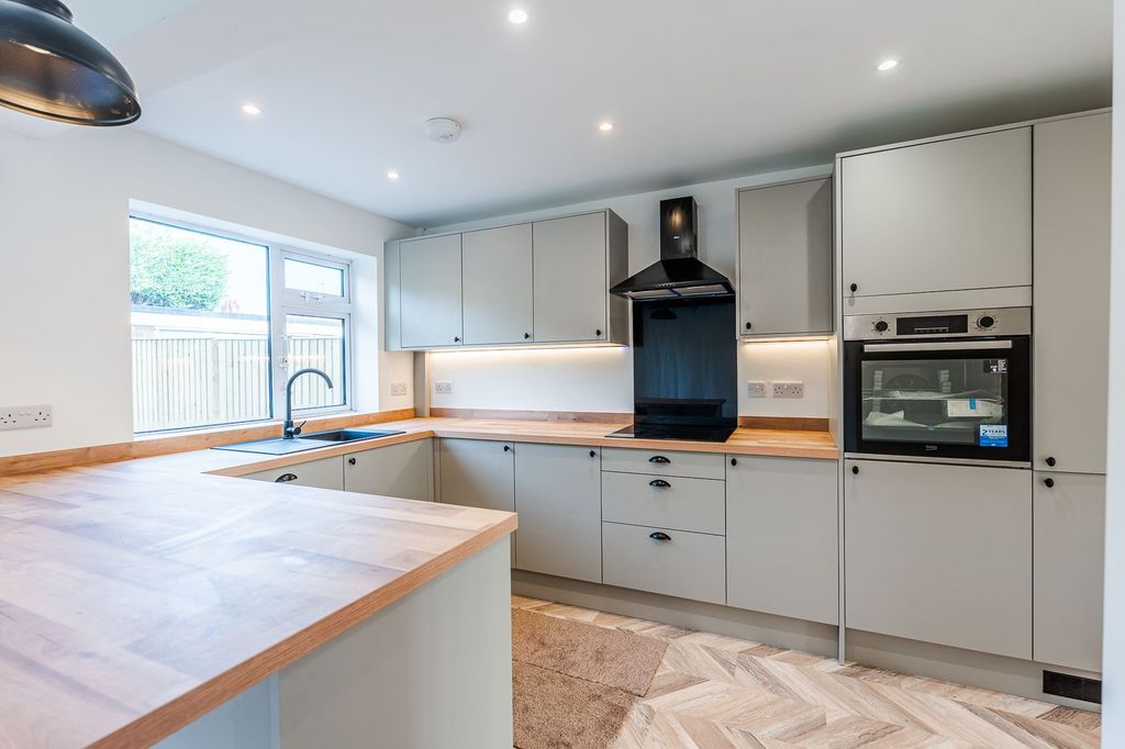 Property photo 3 of 31