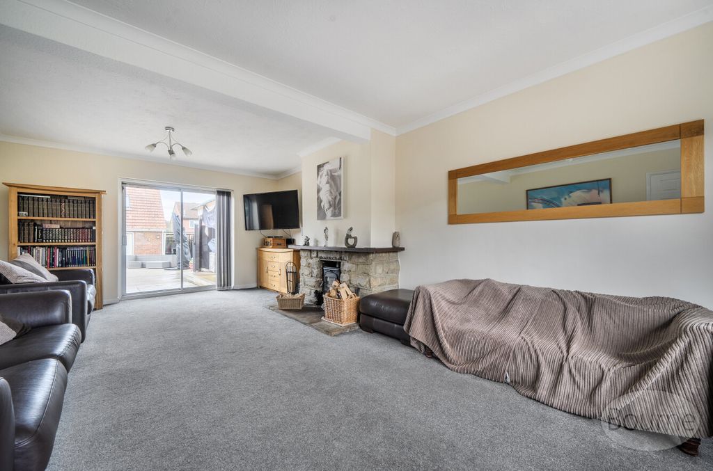 Property photo 3 of 17 647Fce7E-926A-4B9...