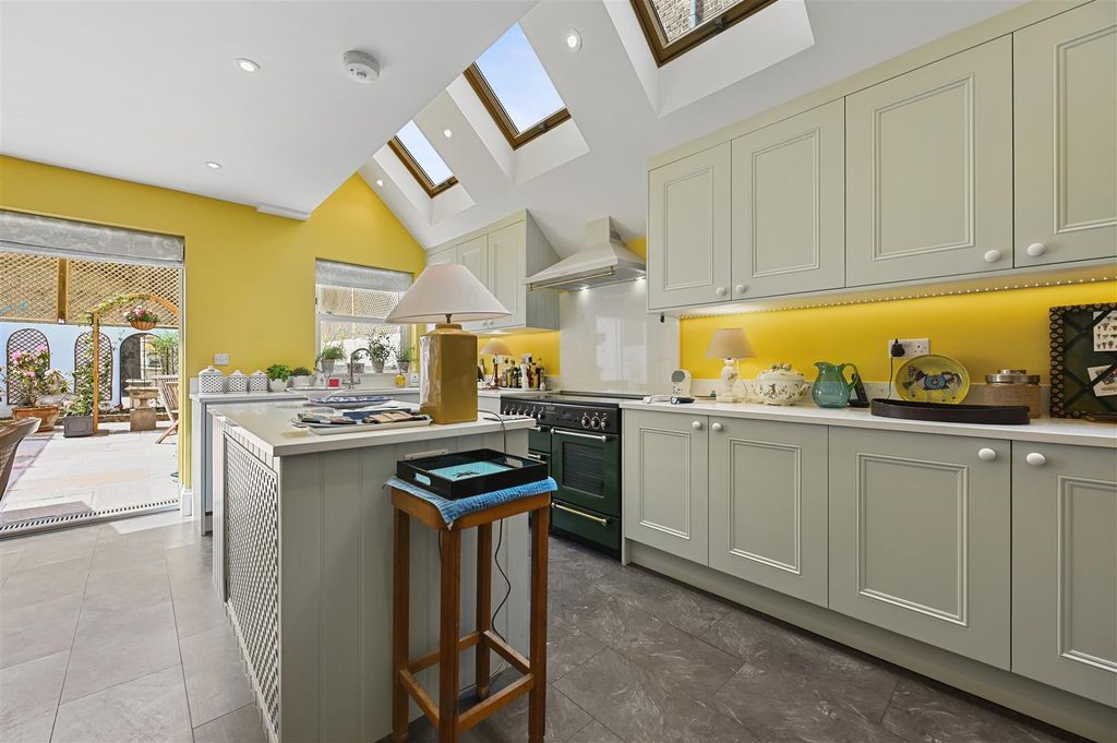 Property photo 1 of 14 Sulgrave Road