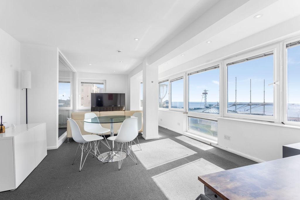 Property photo 2 of 27