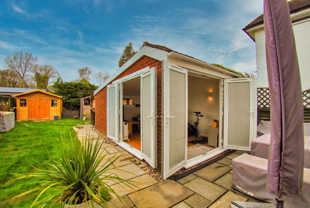 Property photo 2 of 28