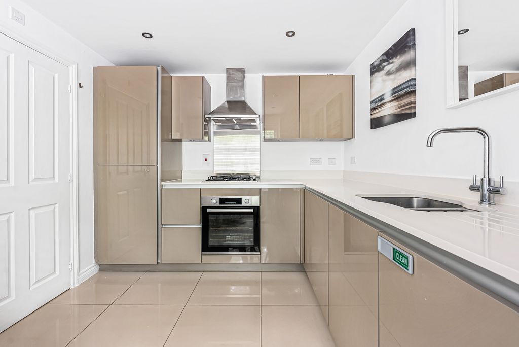 Property photo 3 of 17 Kitchen