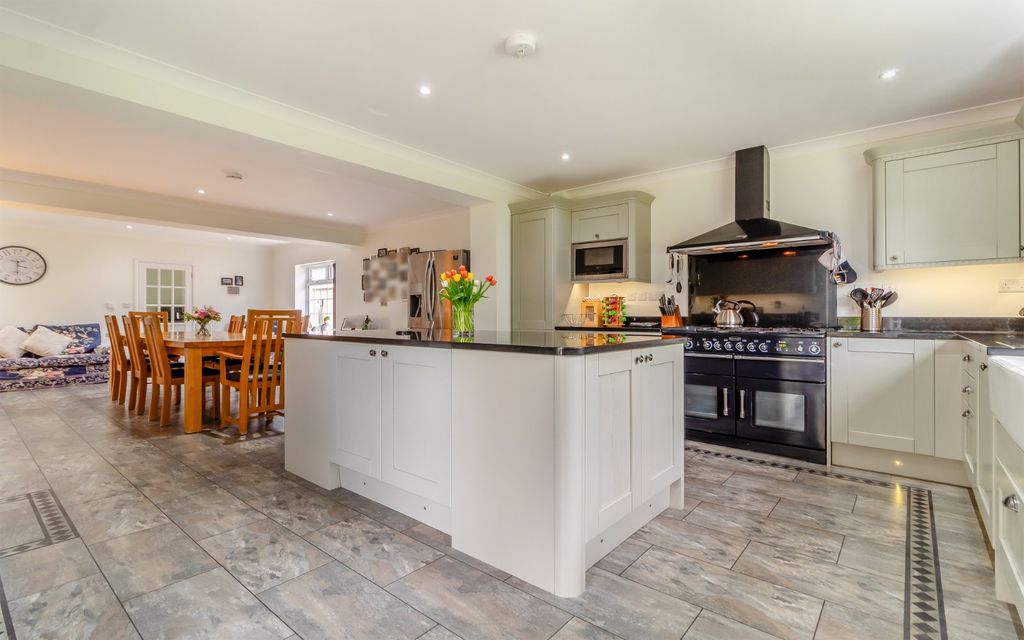 Property photo 3 of 18 Kitchen