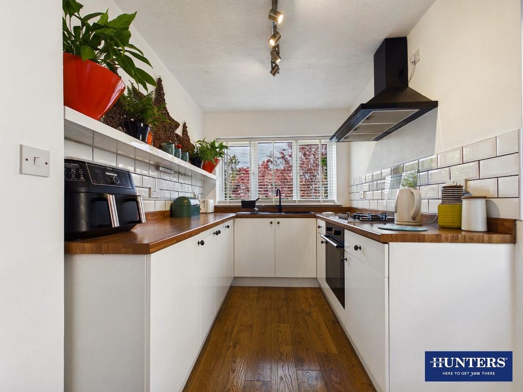 Property photo 3 of 19 Kitchen