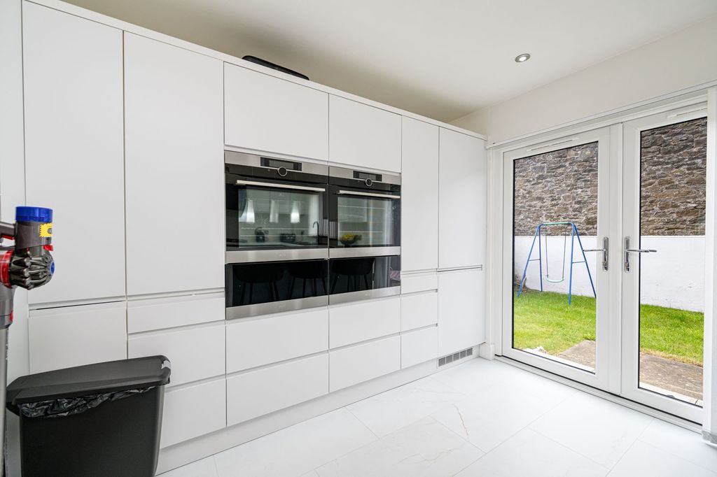 Property photo 3 of 17 Kitchen